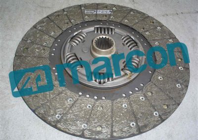 5765.03 – 1878 008 054:80S – DISCO DE EMBREAGEM REMANUFATURADO. MBB (2418 OM-906 LA) 280CV – ELET. FIBRA 77MM – 18 ESTRIAS – 395MM